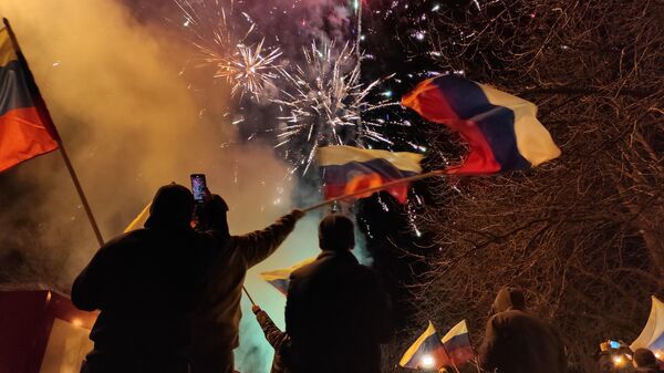 Un feu d'artifice à Donetsk après l'annonce de la reconnaissance par Moscou des Républiques de Donetsk et de Lougansk, le 21 février 2022 - Sputnik Afrique