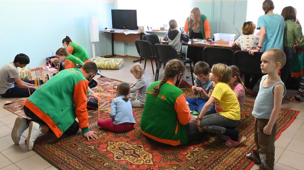 Des bénévoles jouent avec les enfants des réfugiés du Donbass dans un centre d'hébergement dans la région de Rostov - Sputnik Afrique