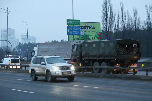 Un énorme flux d’automobiles se dirige vers les sorties ouest et sud de la capitale ukrainienne. - Sputnik Afrique