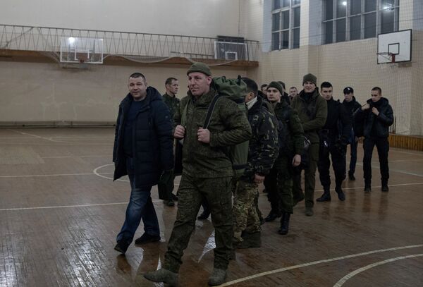 La mobilisation générale a été annoncée dans les Républiques populaires de Donetsk et de Lougansk dans la soirée du 18 février. Alors que les femmes et les enfants sont évacués vers la Russie par bus, les hommes sont invités à se présenter au bureau d’enregistrement militaire et à se tenir prêts à défendre leur patrie.Sur la photo: des conscrits à un point de mobilisation dans le gymnase de l’université pédagogique de Lougansk. - Sputnik Afrique