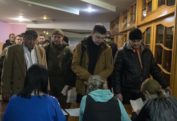 On rapporte que des représentants de la CEI et de l’Occident viennent en aide aux habitants du Donbass et qu’un groupe de volontaires de Crimée est arrivé la veille.Sur la photo: au point de mobilisation de l’université pédagogique de Lougansk. - Sputnik Afrique