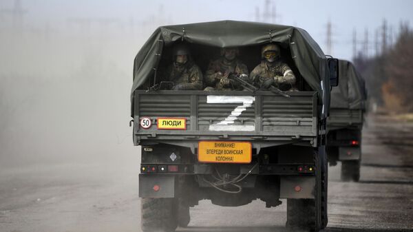 Военнослужащие ВС РФ в автомобиле колонны военной техники в Армянске - Sputnik Afrique