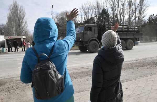 Les habitants d’Armiansk saluent un convoi militaire russe. - Sputnik Afrique
