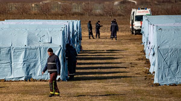 Des tentes installées pour les réfugiés ukrainiens à la frontière entre la Moldavie et l’Ukraine - Sputnik Afrique