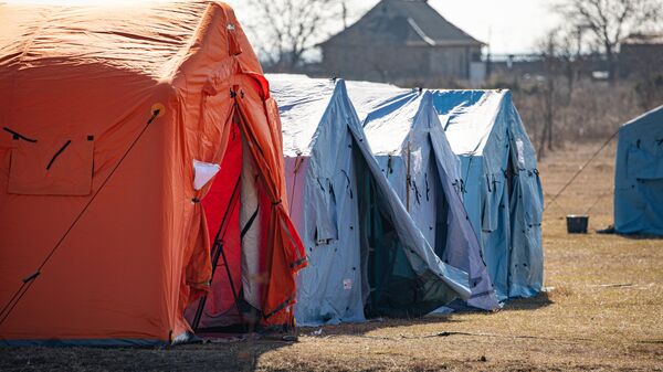 Des tentes installées pour les réfugiés ukrainiens à la frontière entre la Moldavie et l’Ukraine - Sputnik Afrique