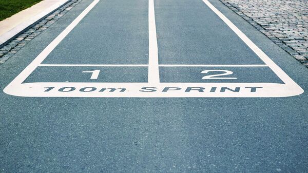 Chaussée en béton bleu avec peinture sprint de 100m - Sputnik Afrique