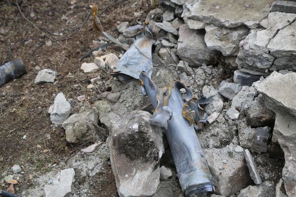 La partie ukrainienne utilise des armes lourdes pour frapper les localités.Sur la photo: fragments d’obus provenant du système de lance-roquettes multiple Grad des forces armées ukrainiennes. - Sputnik Afrique