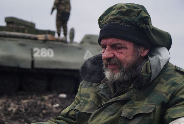 Gorlovka, située à 50 kilomètres de Donetsk, a été durement touchée par des tirs de mortier. Deux civils ont été tués et six autres blessés. Les habitations ont été détruites. Un obus a touché une école. Des lignes électriques ont été endommagées, une conduite d’eau et un gazoduc détruits.Sur la photo: des combattants de la milice populaire du RPD lors d’une halte près de Volnovakha. - Sputnik Afrique