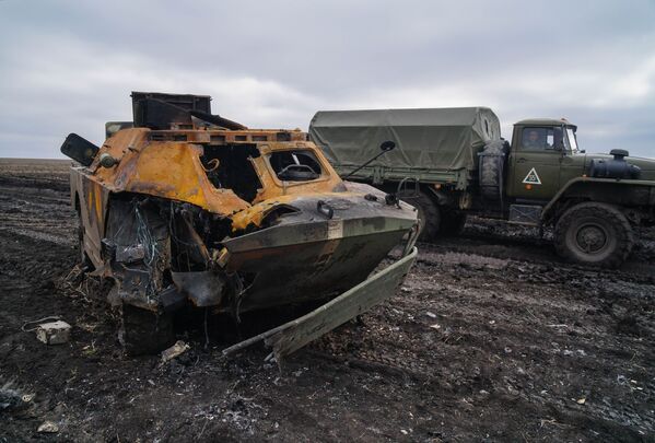D’importants combats ont eu lieu près de la ville de Volnovakha, où d’importantes forces ukrainiennes ont été encerclées.Sur la photo: équipements des forces armées ukrainiennes détruits près de Volnovakha. - Sputnik Afrique