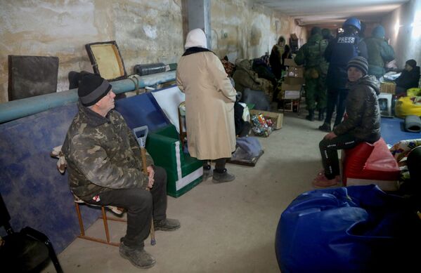 Donetsk subit un feu nourri. Les forces armées ukrainiennes bombardent les zones résidentielles et les infrastructures civiles.Sur la photo: des habitants du village de Nikolaïevka, des combattants de la milice populaire et des journalistes s’abritent dans un sous-sol pour échapper aux bombardements. - Sputnik Afrique
