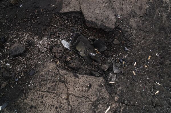 Fragment d&#x27;une roquette tirée par les forces armées ukrainiennes sur le village de Nikolaïevka. - Sputnik Afrique