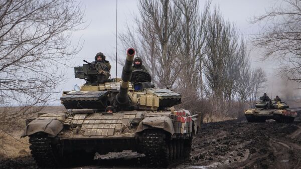Des chars T-72 de la République populaire de Donetsk près de Volnovakha - Sputnik Afrique