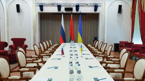 La salle des pourpalers prévus le 28 février 2022 entre la Russie et l'Ukraine - Sputnik Afrique