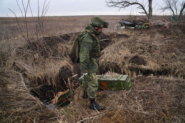 Un combattant de la milice populaire de la RPD inspecte des systèmes antichars abandonnés par l’armée ukrainienne. - Sputnik Afrique