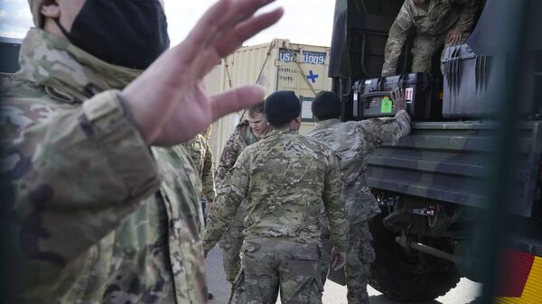 Des troupes américaines débarquent du matériel en Pologne, en février 2022 - Sputnik Afrique