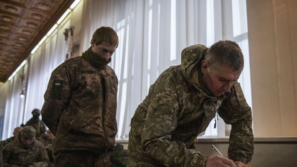 Добровольно сложивший оружие военнослужащий украинской армии подписывает декларацию в Луганске о неучастии в боевых действиях - Sputnik Afrique