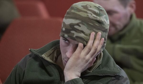 Selon le chef de la RPD, Denis Pouchiline, le nombre de militaires ukrainiens qui se sont rendus de leur propre gré aux milices populaires du Donbass et aux troupes russes s’élève à plusieurs centaines de personnes.Sur la photo: des militaires ukrainiens qui se sont rendus à Lougansk. - Sputnik Afrique