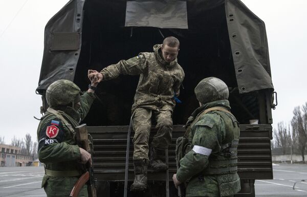 Un autre groupe de militaires qui se sont rendus se trouve actuellement à l’intérieur de l’une des unités de la milice de la République populaire de Lougansk.Sur la photo: des militaires ukrainiens qui se sont rendus, arrivent à Lougansk. - Sputnik Afrique