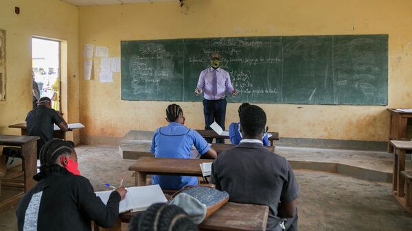 Un enseignant portant un écran facial par mesure de prévention contre la propagation du Covid-19 lors d'un cours au lycée technique de Nkolbisson, à Yaoundé - Sputnik Afrique
