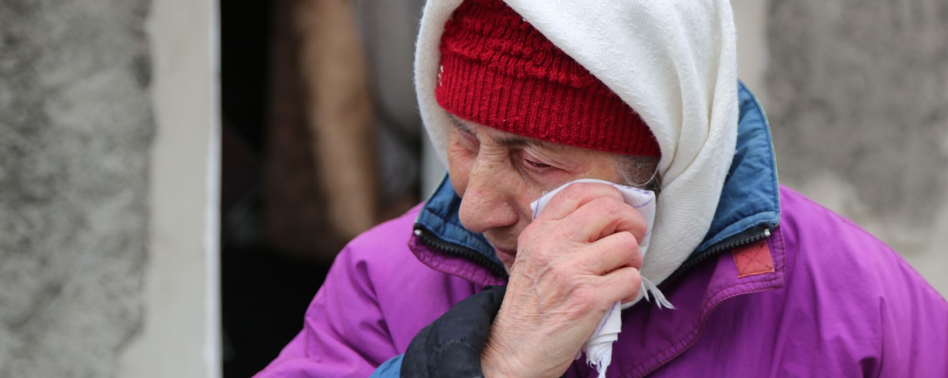 Пожилая женщина плачет около жилого дома в Киевском районе Донецка, разрушенном в результате обстрела - Sputnik Afrique, 1920, 02.03.2022