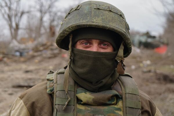 Après cela, une opération militaire dite &quot;antiterroriste&quot; a été lancée par Kiev dans le Donbass. Au cours de cette opération, des armes prohibées ont été utilisées contre des civils, notamment des pièces d’artillerie de gros calibre et des mortiers lourds.Sur la photo: un membre de la milice populaire de la RPD près de Marioupol. - Sputnik Afrique