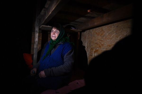 Outre les blessés et les morts, plus de 2.200 infrastructures civiles ont été détruites ou endommagées au cours des hostilités dans le Donbass.Sur la photo: une habitante du village de Pichtchevik, dans la RPD. - Sputnik Afrique
