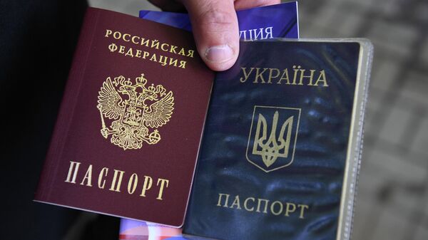Des passeports russe et ukrainien - Sputnik Afrique