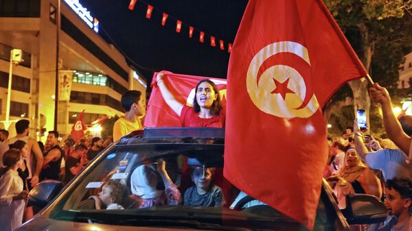 Les partisans du président Kais Saied se réjouissent sur l'avenue Habib Bourguiba dans la capitale Tunis le 26 juillet 2022 après l'annonce des résultats prévus du référendum - Sputnik Afrique