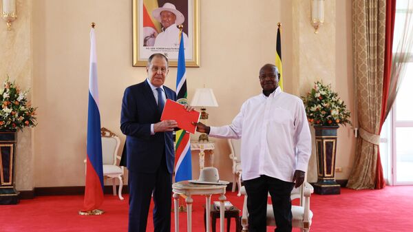 Le ministre des Affaires étrangères russe Sergueï Lavrov et le Président ougandais Yoweri Museveni en Ouganda - Sputnik Afrique