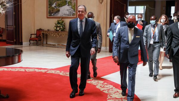 Le ministre des Affaires étrangères russe Sergueï Lavrov et le Président ougandais Yoweri Museveni en Ouganda - Sputnik Afrique