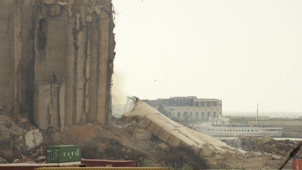 Vue sur le silo à grains du port de Beyrouth quelques minutes après le nouvel effondrement - Sputnik Afrique