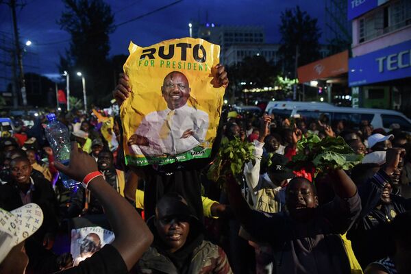 À Eldoret, le 15 août 2022, les partisans de William Ruto, le président élu du Kenya, célèbrent son victoire. - Le 15 août 2022, le chef de la commission électorale du Kenya, Wafula Chebukati, a déclaré le vice-Président William Ruto vainqueur d’une élection présidentielle serrée,, malgré le rejet des résultats par plusieurs commissaires. - Sputnik Afrique