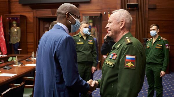 Une rencontre du vice-ministre de la Défense russe Alexandre Fomin avec le ministre malien de la Défense Sadio Camara, le 16 août à Moscou, en Russie - Sputnik Afrique