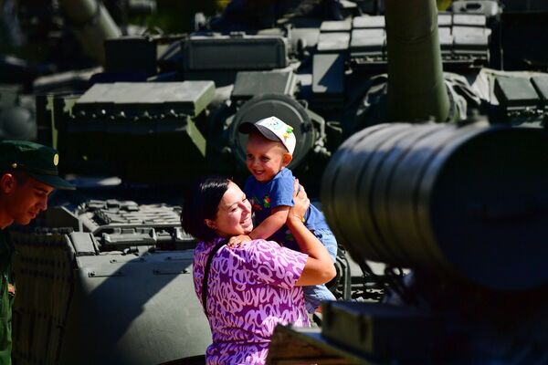 Une femme avec un enfant au forum militaire-technique international Armée-2022. - Sputnik Afrique