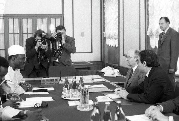 Visite officielle d'amitié du secrétaire général de l'Union démocratique du peuple malien en URSS. Mikhaïl Gorbatchev (deuxième à droite) et Moussa Traoré, Président de la République du Mali (à gauche), le 18 juillet 1986 - Sputnik Afrique