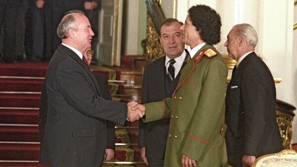 Le colonel Mouammar Kadhafi, leader de la révolution libyenne, lors de sa visite officielle à Moscou, rencontre Mikhaïl Gorbatchev, le 14 octobre 1985 - Sputnik Afrique