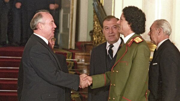 Le colonel Mouammar Kadhafi, leader de la révolution libyenne, lors de sa visite officielle à Moscou, rencontre Mikhaïl Gorbatchev, le 14 octobre 1985 - Sputnik Afrique
