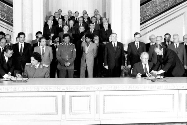 Mikhaïl Gorbatchev et Mouammar Kadhafi signent un programme de coopération à long terme entre l'URSS et la Jamahiriya arabe libyenne, le 14 octobre 1985 - Sputnik Afrique