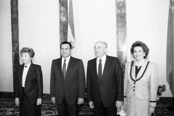 Le Président de l'URSS Mikhaïl Gorbatchev (deuxième à droite), le Président de la République arabe d'Égypte Hosni Moubarak (deuxième à gauche), Raïssa Gorbatcheva (à gauche) et Mme Suzanne Moubarak (à droite) lors d'une réunion au Kremlin. Visite officielle et amicale du Président de la République arabe d'Égypte en URSS, le 15 mai 1990 - Sputnik Afrique