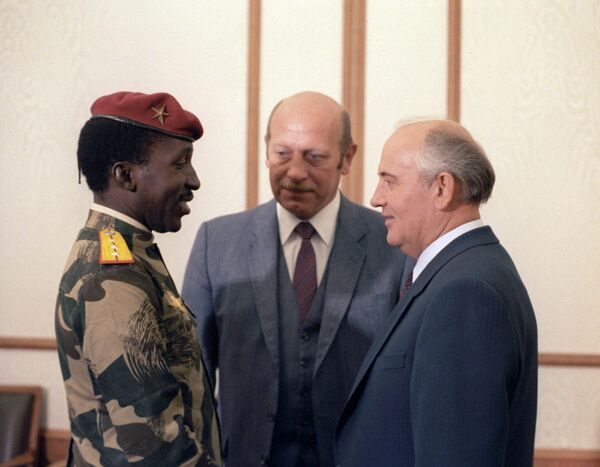 Mikhaïl Gorbatchev (à droite) et Thomas Sankara, Président du Burkina Faso (à gauche), lors de sa visite d’amitié à Moscou, le 29 avril 1987 - Sputnik Afrique