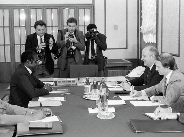 Mikhaïl Gorbatchev et Robert Mugabe, le Premier ministre du Zimbabwe, lors d'un entretien au Kremlin, le 27 juillet 1987 - Sputnik Afrique