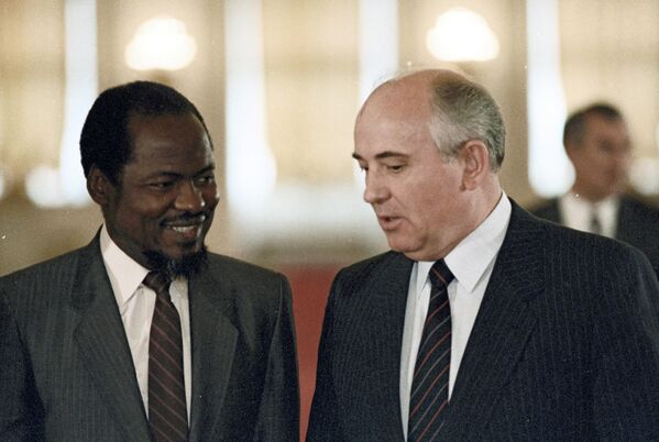 Mikhaïl Gorbatchev (à droite) salue Joaquim Chissano, Président du Mozambique, dans la salle Saint-Georges du Grand Palais du Kremlin lors de sa visite officielle en URSS à l'invitation des dirigeants soviétiques, le 1er août 1987 - Sputnik Afrique