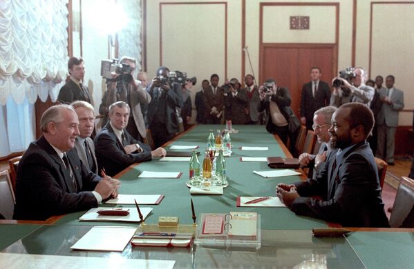 La rencontre de Mikhaïl Gorbatchev avec le Président du Mozambique Samora Machel, le 1er avril 1986 - Sputnik Afrique