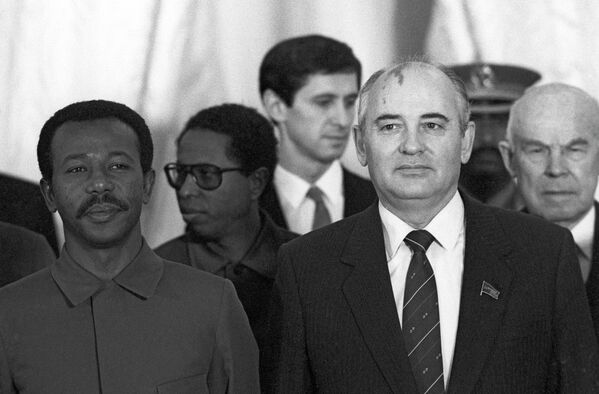 Mikhaïl Gorbatchev et le Président du gouvernement militaire provisoire de l'Éthiopie socialiste Mengistu Haile Mariam avant le début des négociations à Moscou lors de sa visite de travail, le 1er novembre 1985 - Sputnik Afrique