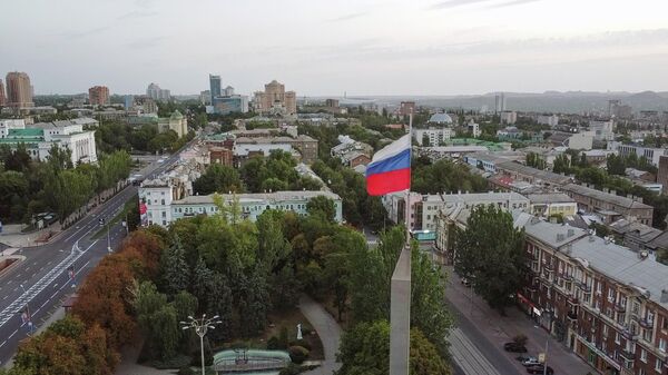 Un drapeau russe au-dessus de Donetsk, le 22 août 2O22 - Sputnik Afrique