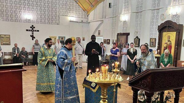 Sergueï Voyemawa à l’église Saint-Nicolas à Moscou - Sputnik Afrique