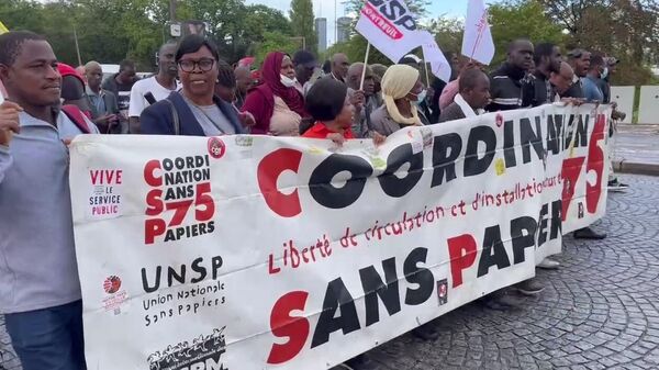 Manifestation porte de Montreuil contre la violation des droits des sans-papiers, 9 septembre 2022 - Sputnik Afrique