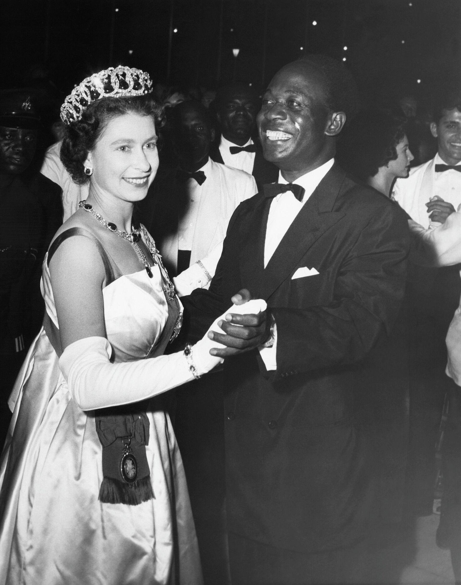 Queen Elizabeth II is partnered by Ghana President Kwame Nkrumah as they dance the popular Ghana rhythmic shuffle known as the High Life at a farewell ball given in honor of the Queen and her husband at the state house in Accra, Ghana at night on Saturday, Nov. 18, 1961. (AP Photo) - Sputnik Afrique, 1920, 10.09.2022