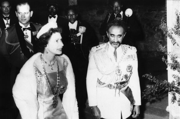 Queen Elizabeth II, the first British monarch to visit Ethiopia, arrives with her host, Emperor Haile Selassie, for a State Banquet on the first day of her eight-day visit in Addis Ababa Feb. 1, 1965. Following is the Duke of Edinburgh. - Sputnik Africa