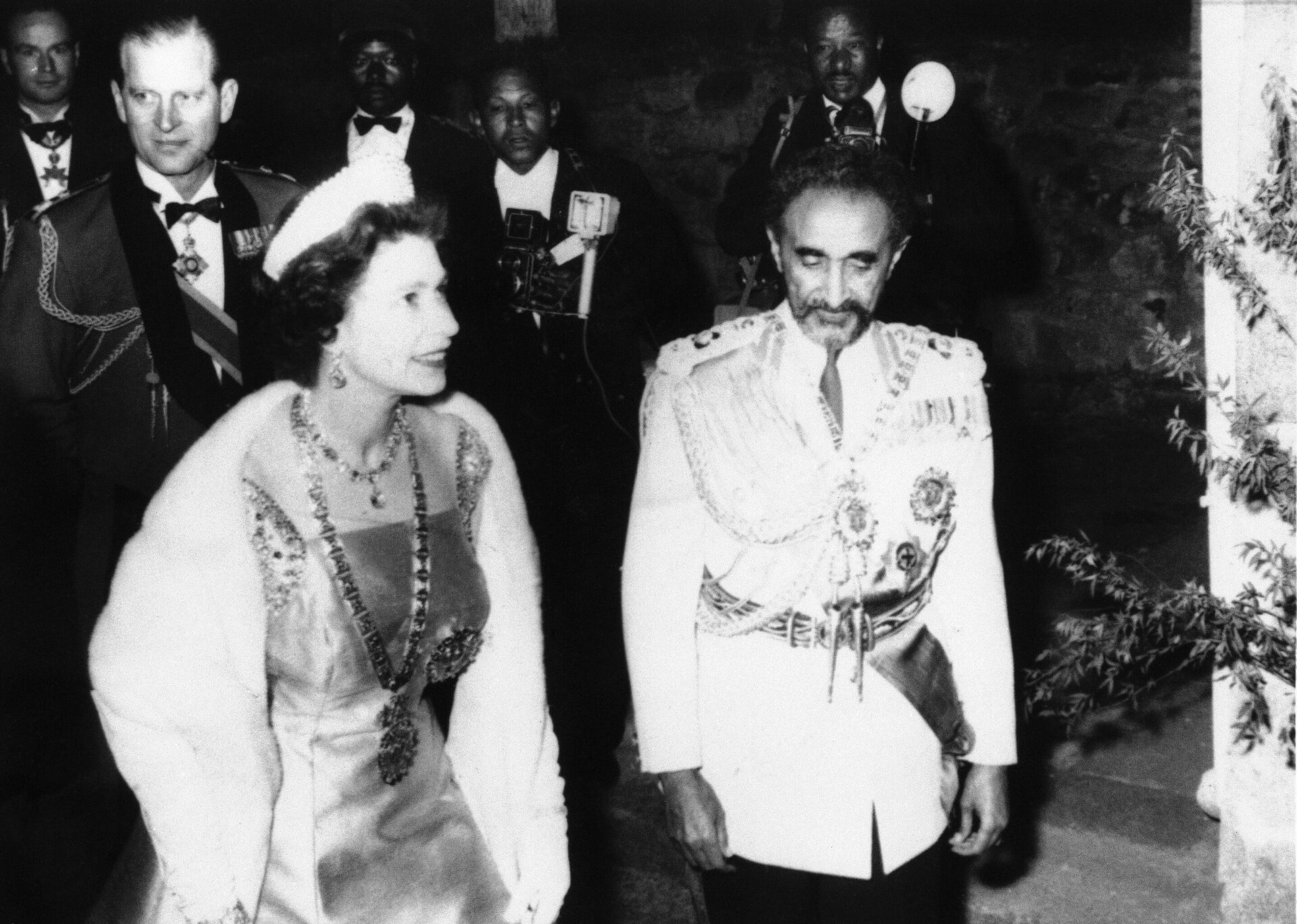 Queen Elizabeth II, the first British monarch to visit Ethiopia, arrives with her host, Emperor Haile Selassie, for a State Banquet on the first day of her eight-day visit in Addis Ababa Feb. 1, 1965. Following is the Duke of Edinburgh. - Sputnik Afrique, 1920, 10.09.2022